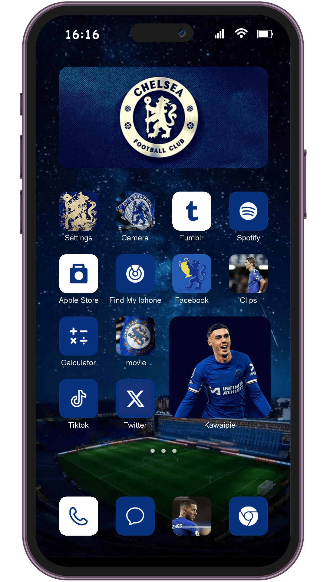 Football Chelsea theme pack applied on smartphone home screen